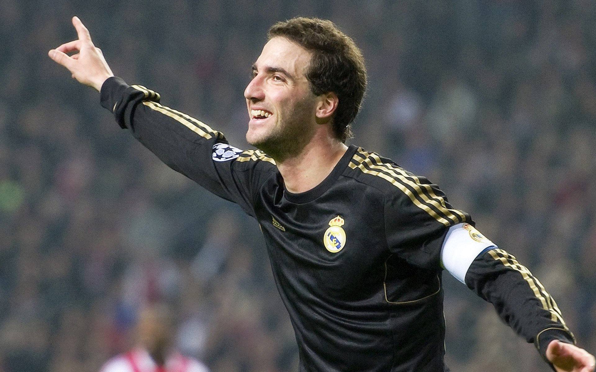 米兰体育-意甲热血战：奋勇争胜，燃烧全场热情，意甲争4