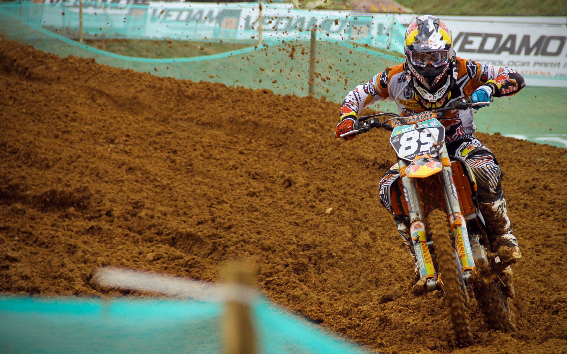 米兰体育在线-球迷“热血”撑场：足球狂欢让整个欧洲沸腾，球迷们的疯狂表现令人不得不承认足球的魅力